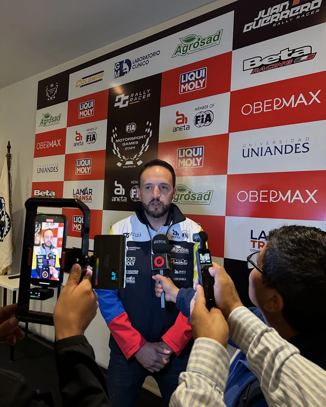 Backing de prensa con la marca de Juan Guerrero