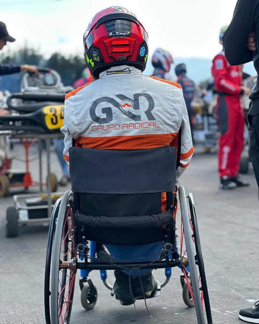 Piloto de karting en silla de ruedas camino a la pista
