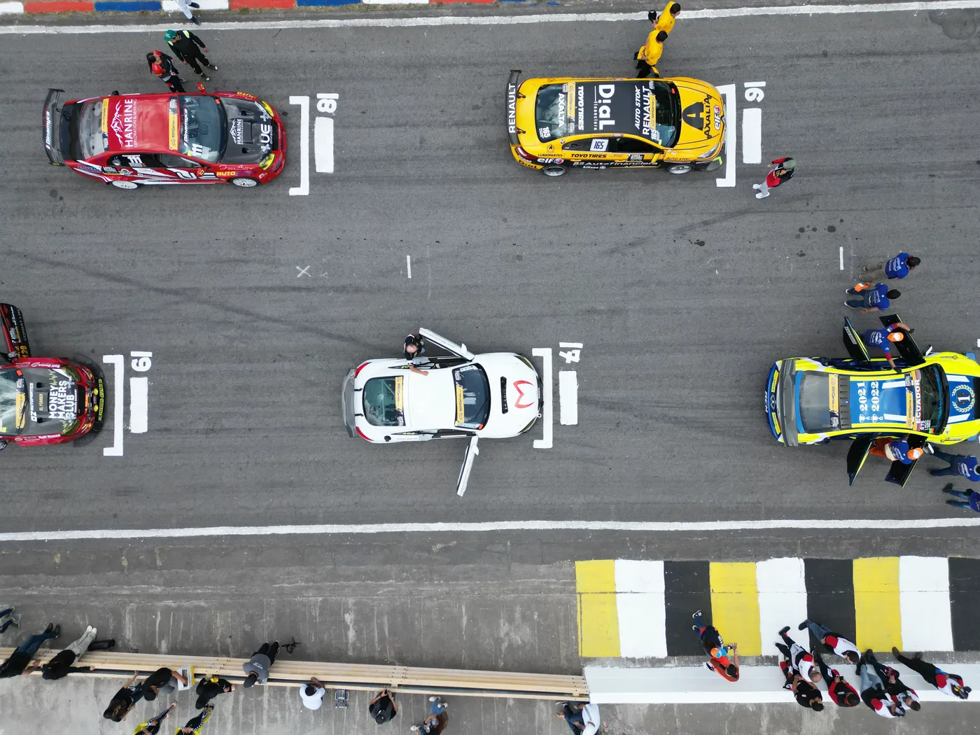 Vista aérea de autos en la parrilla de salida