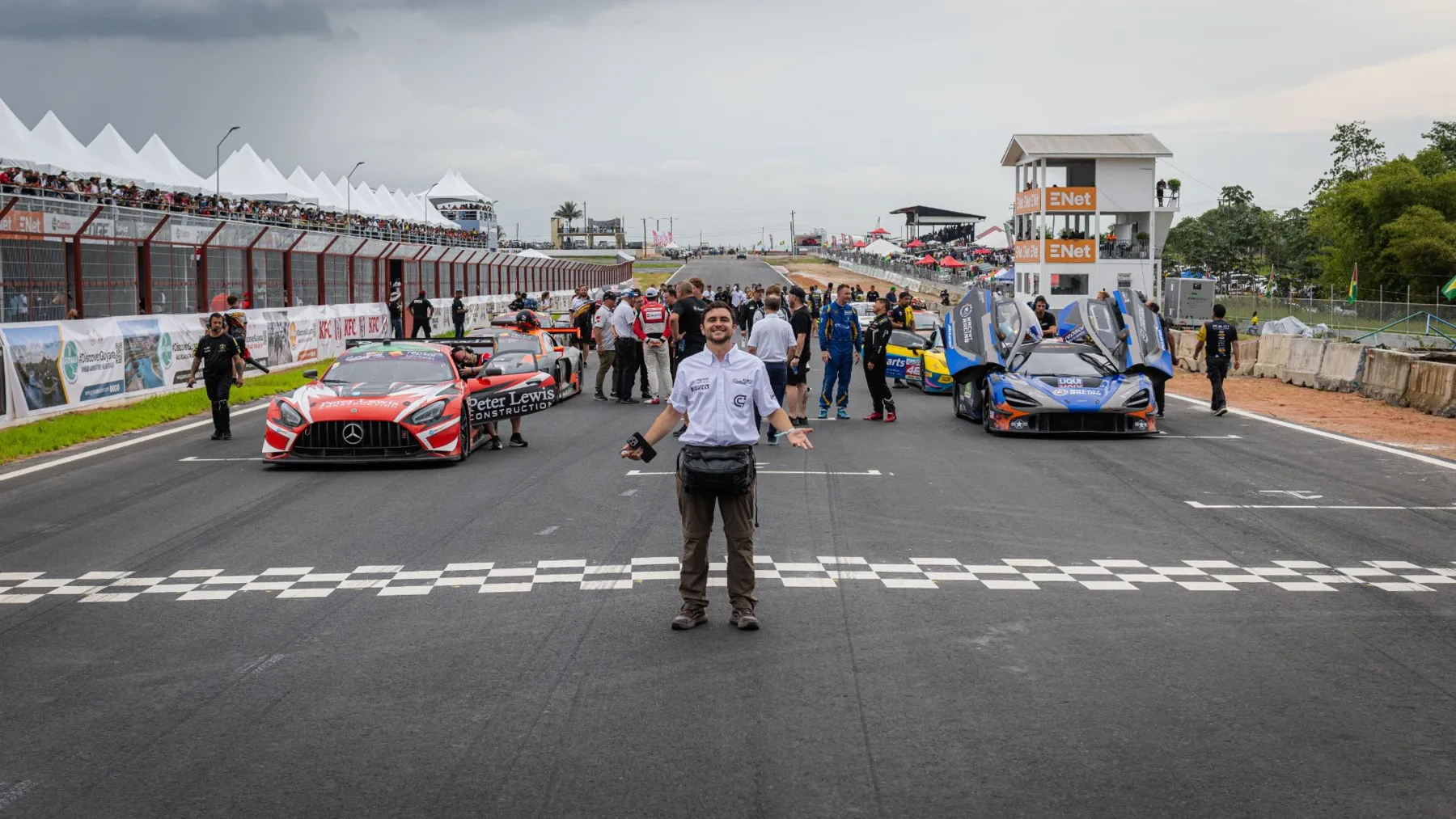 Daniel Espinoza en la parrilla de salida del GT Challenge de las Américas en Guyana, con los autos detrás