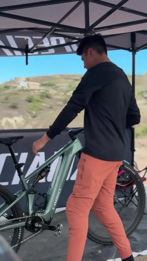 Campañas con mensaje comercial · Diego Serrano × Specialized: El desierto no perdona